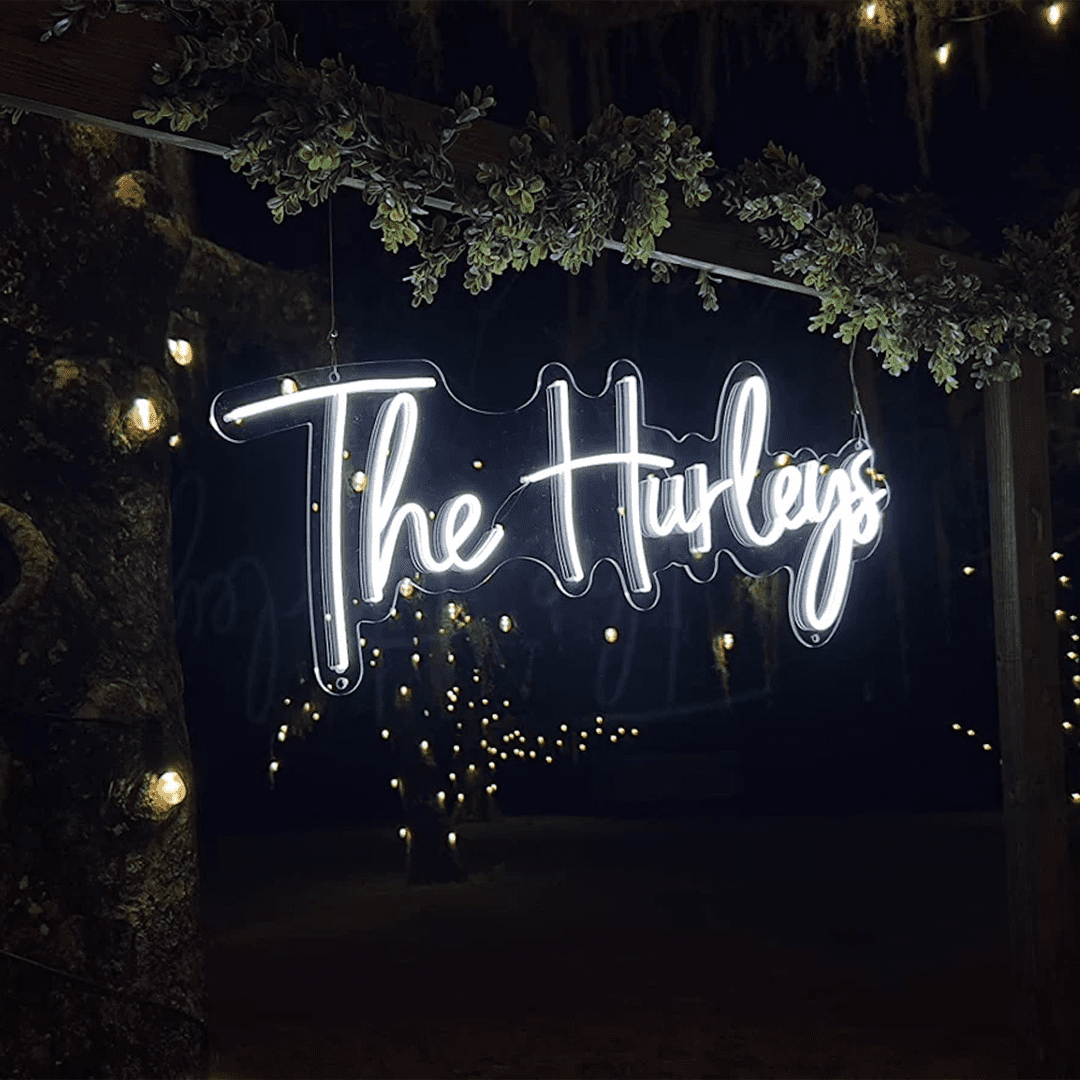 Insegna Neon Led personalizzata per matrimonio rappresentante la scritta del cognome degli sposi