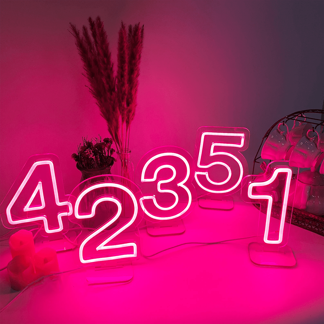 Insegna Neon Led personalizzata rappresentante numeri su base autoportante