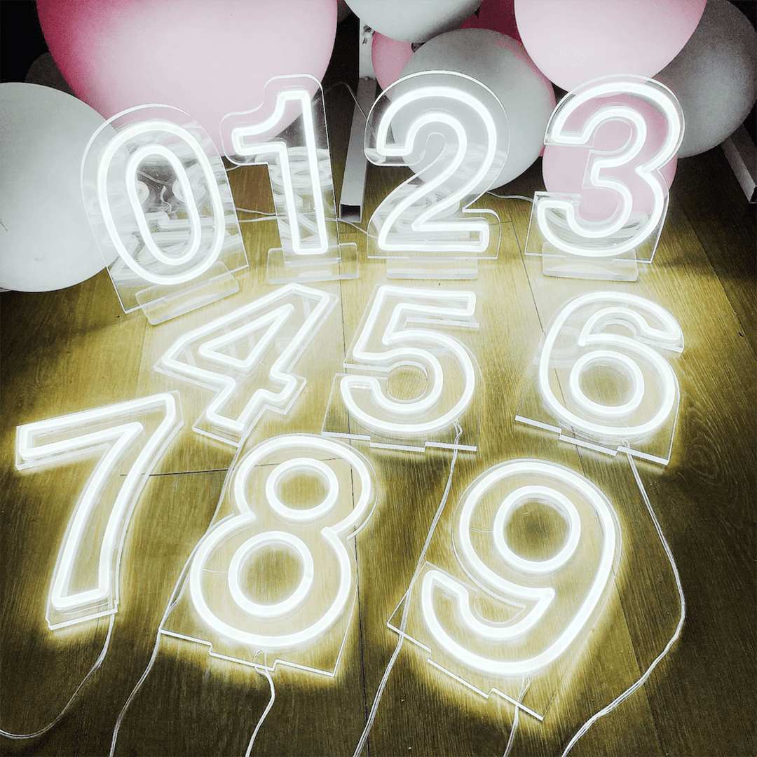 Insegna Neon Led personalizzata rappresentante numeri su base autoportante