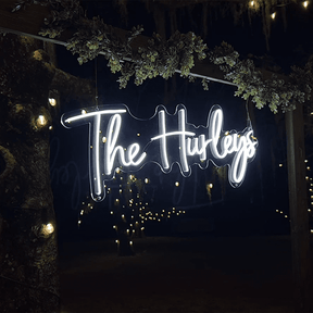 Insegna Neon Led personalizzata per matrimonio rappresentante la scritta del cognome degli sposi