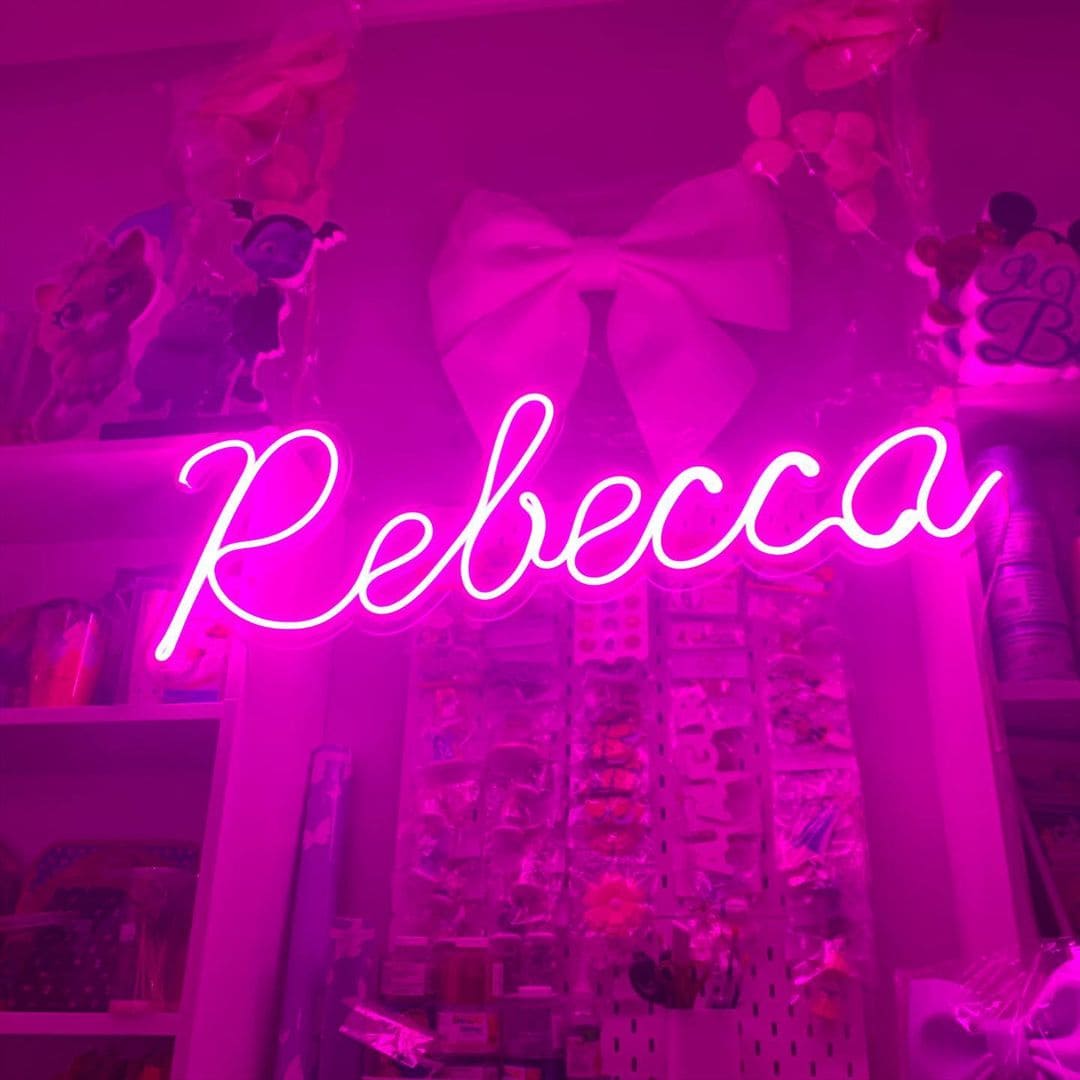 Insegna Neon Led personalizzata rappresentante il nome "Rebecca"