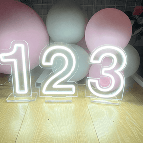 Insegna Neon Led personalizzata rappresentante numeri su base autoportante