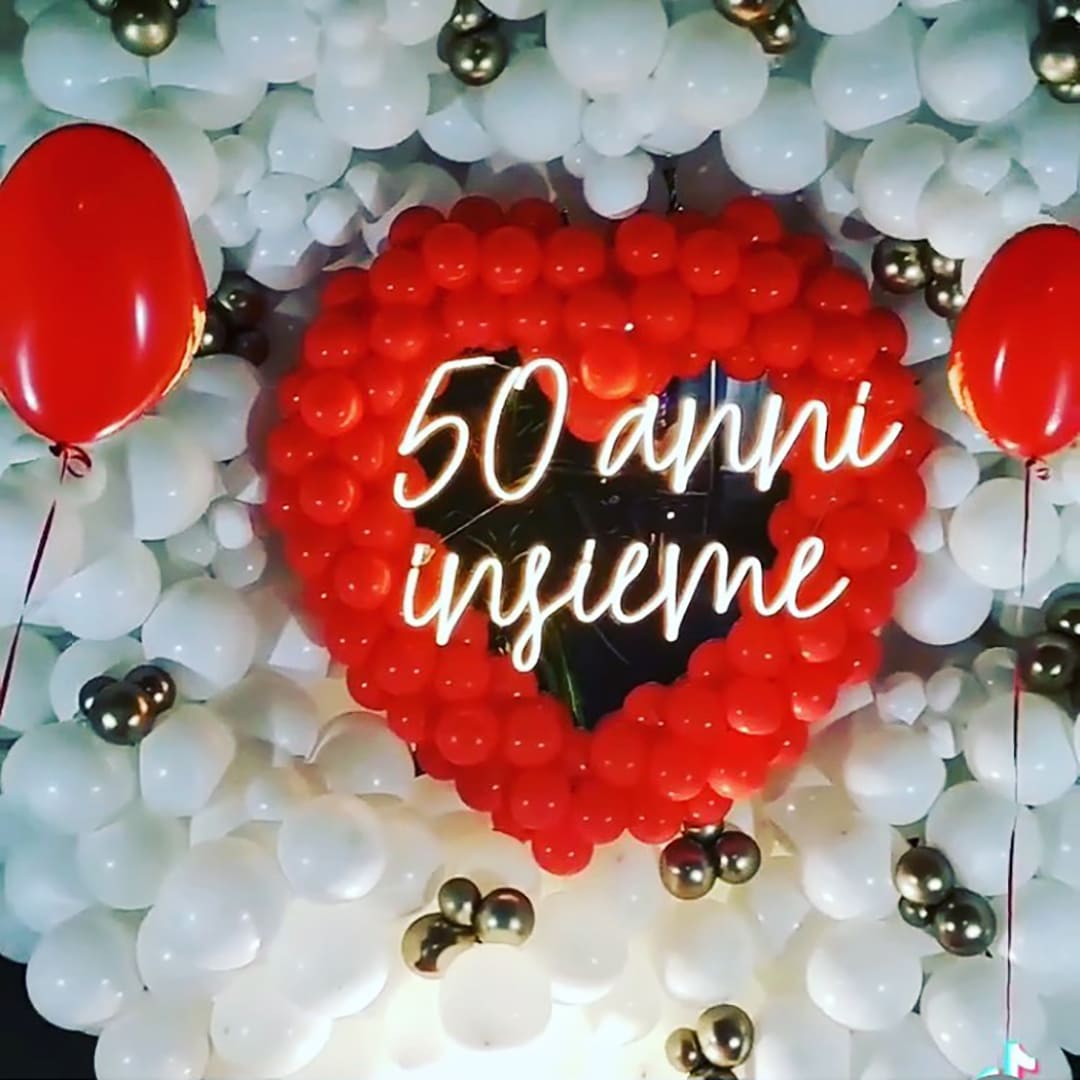 Insegna Neon Led personalizzata rappresentante la scritta "50 anni insieme" per un anniversario di matrimonio