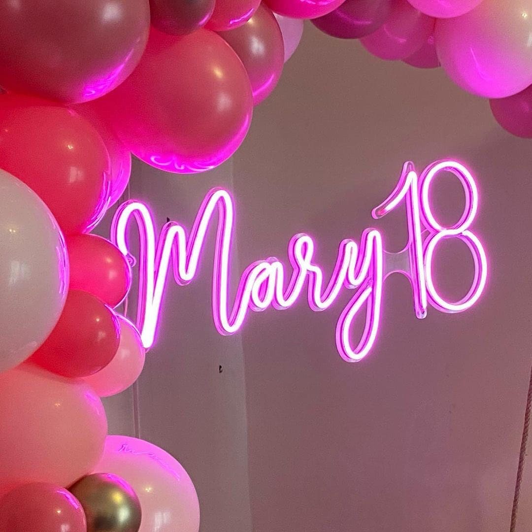 Insegna Neon Led personalizzata rappresentante la scritta "Mary18" per un compleanno di 18 anni