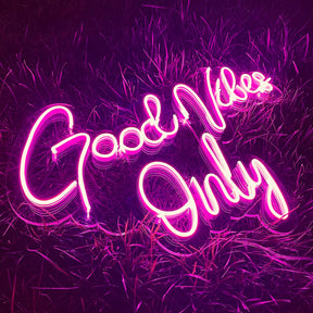Insegna Neon Led personalizzata rappresentante la scritta "good vibes only"