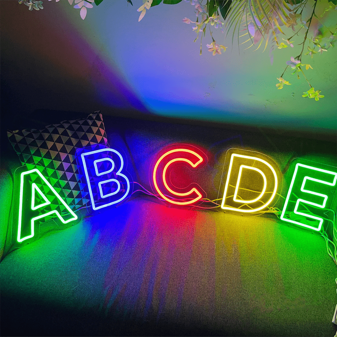 Insegna Neon Led personalizzata rappresentante lettere su base autoportante